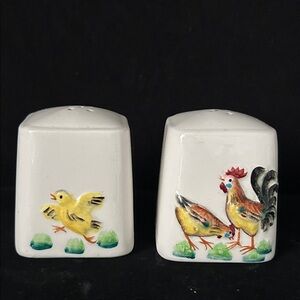 VTG Farmhouse Ceramic Salt and Pepper Shakers with Rooster and Chick Design